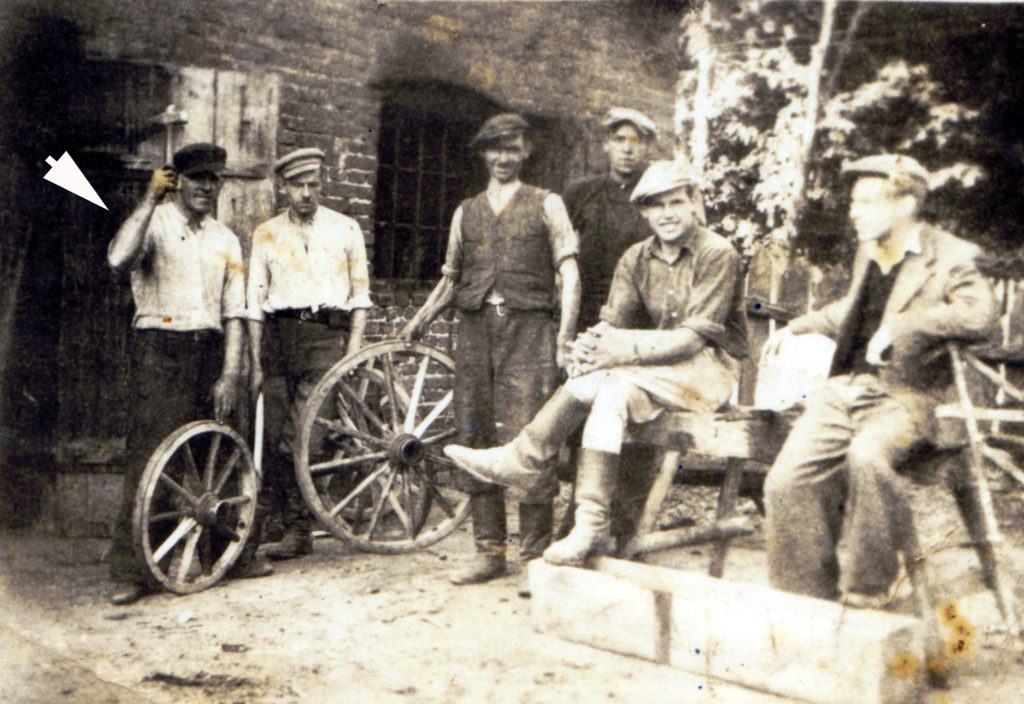 Stanisław Terek podczas pracy w kuźni dworskiej w Kwilinie